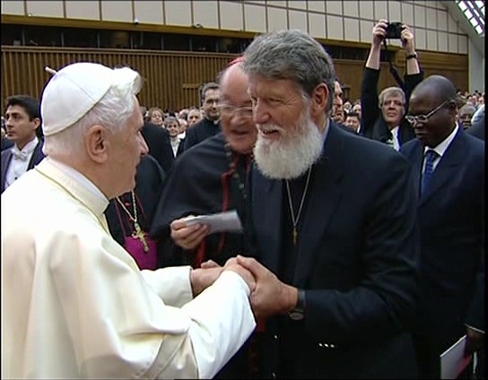 Papst Benedikt XVI empfängt Pater Pedro Opeka am 10.12.2008